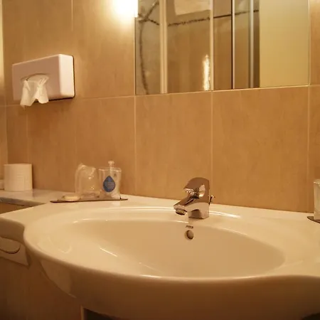 Kyriad Sète - Hotel